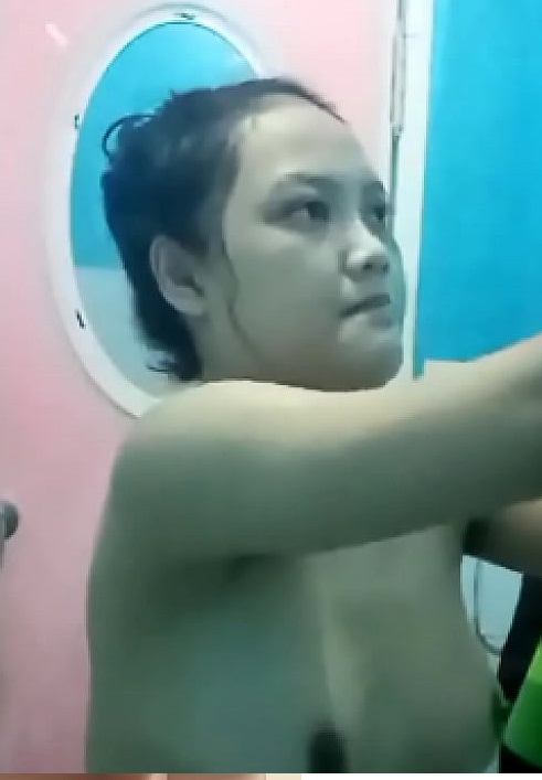 Ngintip Mandi Tetangga