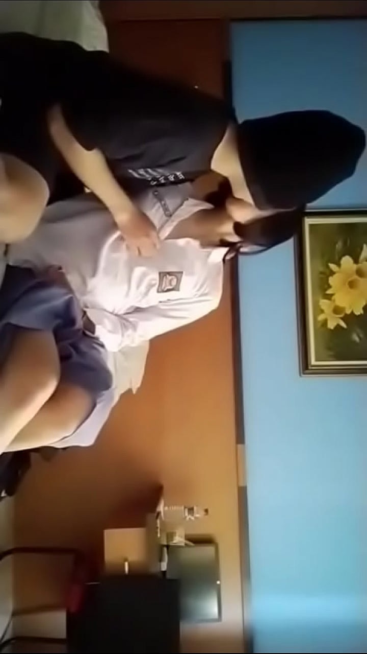 Baru masuk sekolah diajak ngentot kk kelas di losmen