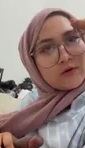 Gadis Hijab Berkacamata